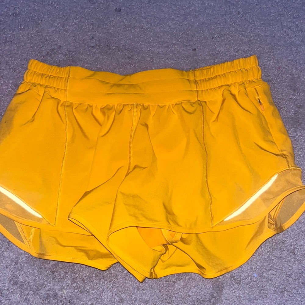Lululemon hotty hot shorts size 8 2.5 inch rare color